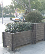 公路旁邊黑色連體防腐木花箱HT-HX180