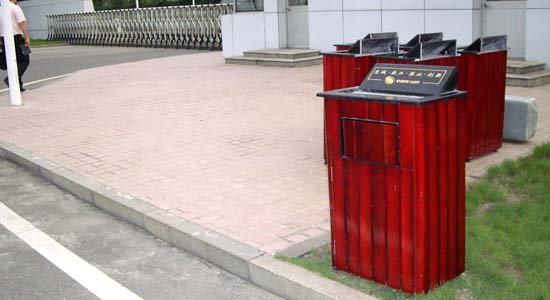 戶外垃圾箱照片