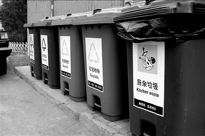 小區(qū)常用塑料垃圾桶實景圖