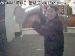 取錢未果醉漢銀行內(nèi)砸“ATM”