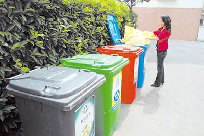 小區(qū)常用塑料垃圾桶實景圖