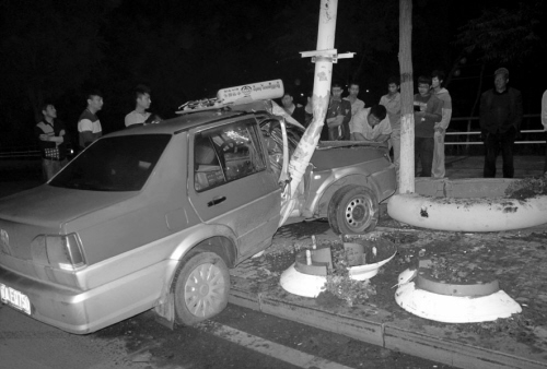 著急的哥為“搶燈” 撞壞4000元大花盆