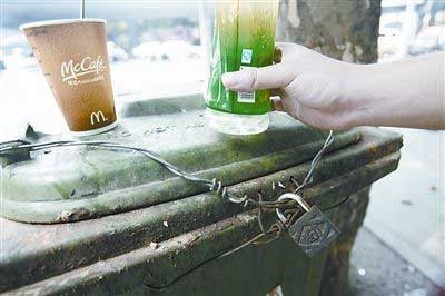 塑料垃圾桶的口被人惡意用鎖封住