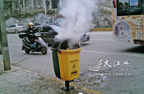 冬季塑料垃圾桶被燒壞的頻率增加