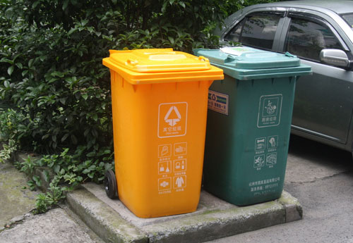 小區(qū)常用塑料垃圾桶實景圖